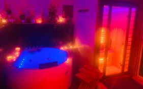 La Romance jacuzzi sauna de luxe jardin au calme